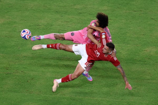 2025年6月14日,2025年FIFA俱樂部世界盃揭幕戰,「東道主」邁阿密國際隊與來自埃及的開羅國民隊0:0握手言和。圖為雙方球員在比賽中拼搶瞬間。(Sandra Montanez/Getty Images)