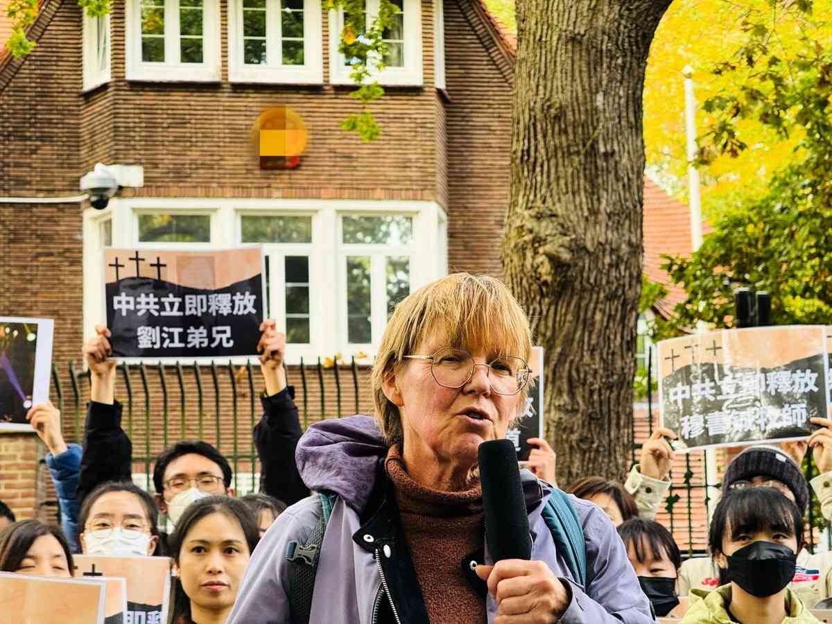 2025年10月19日,荷蘭的中國基督徒群體在海牙中領館後門集會,海牙Haven教堂Beppie Wessels牧師到場支持。(「反共之聲」江培坤提供)