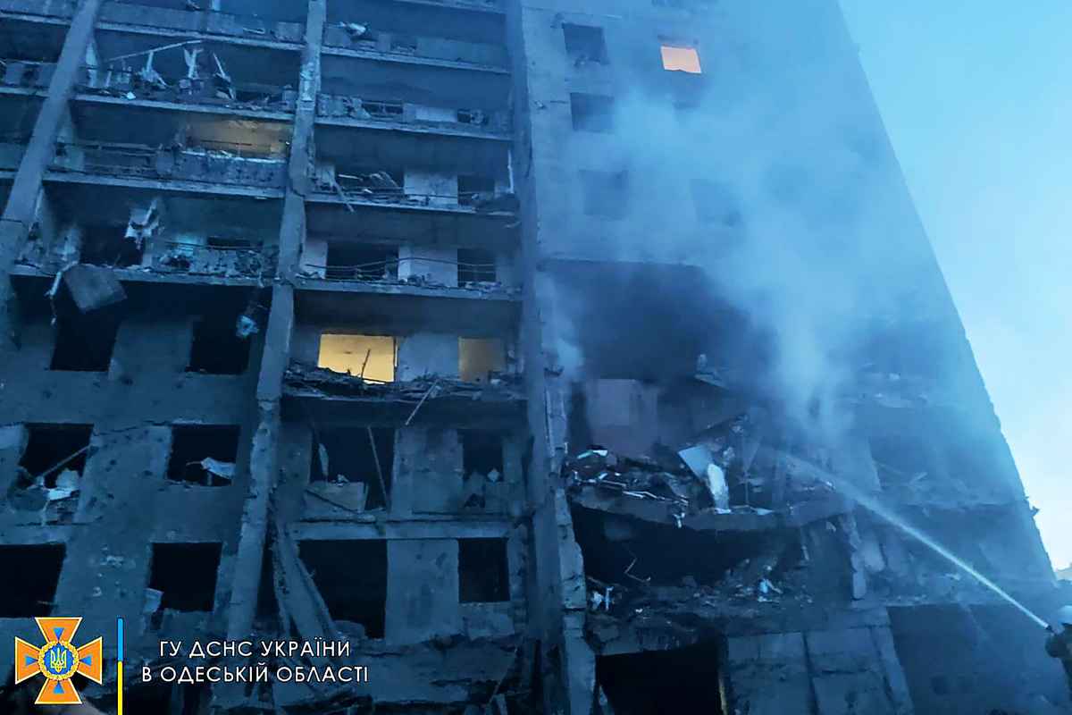 2022年7月1日，一名消防員正在撲滅烏克蘭奧德薩（Odesa）郊區Bilhorod-Dnistrovskyi區一棟被導彈擊中的居民樓裏的火。此次事件至少有16人死亡，30人受傷。（Handout/UKRAINE EMERGENCY MINISTRY PRESS SERVICE/AFP）