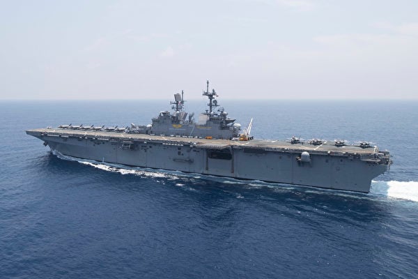 5月24日,的黎波里號兩棲攻擊艦(LHA 7)在美軍第七艦隊區域內,以輕航母姿態戰備巡航,甲板一側整齊排列著10架F-35B戰機; 兩棲攻擊艦模式通常只搭載6架,輕航母模式最多可搭載20架,部份可放置於艙內。(美國海軍)