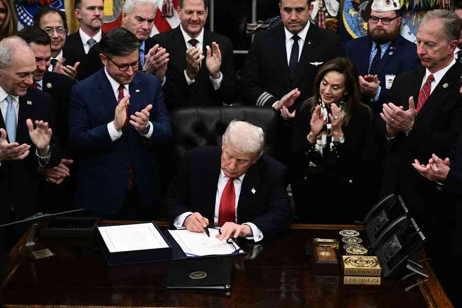 特朗普簽署法案重啟政府 終結史上最長停擺