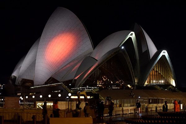 2022年7月10日，澳洲的悉尼歌劇院亮起日本國旗的紅白燈光，以紀念安倍晉三。（Muhammad FAROOQ / AFP）