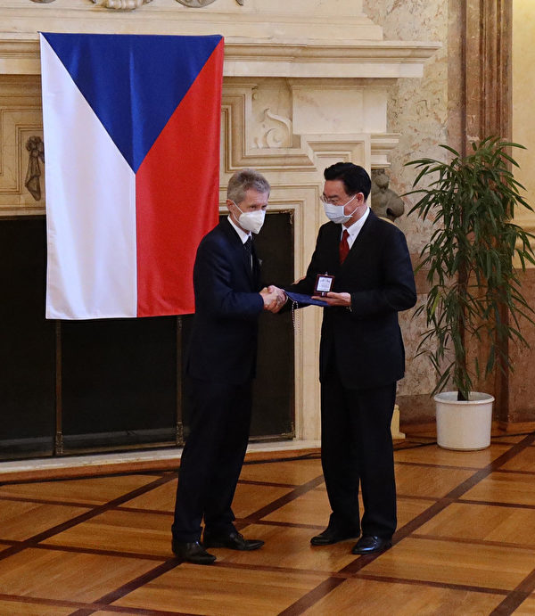 中華民國外交部長吳釗燮（右）2021年10月27日獲捷克參院議長維斯特奇爾頒發銀質獎章。（中央社）
