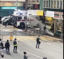 港警水炮車近距離射記者 記協質疑有意驅離