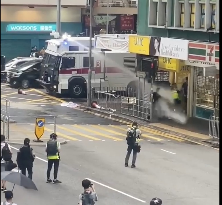 港警水炮車近距離射記者 記協質疑有意驅離