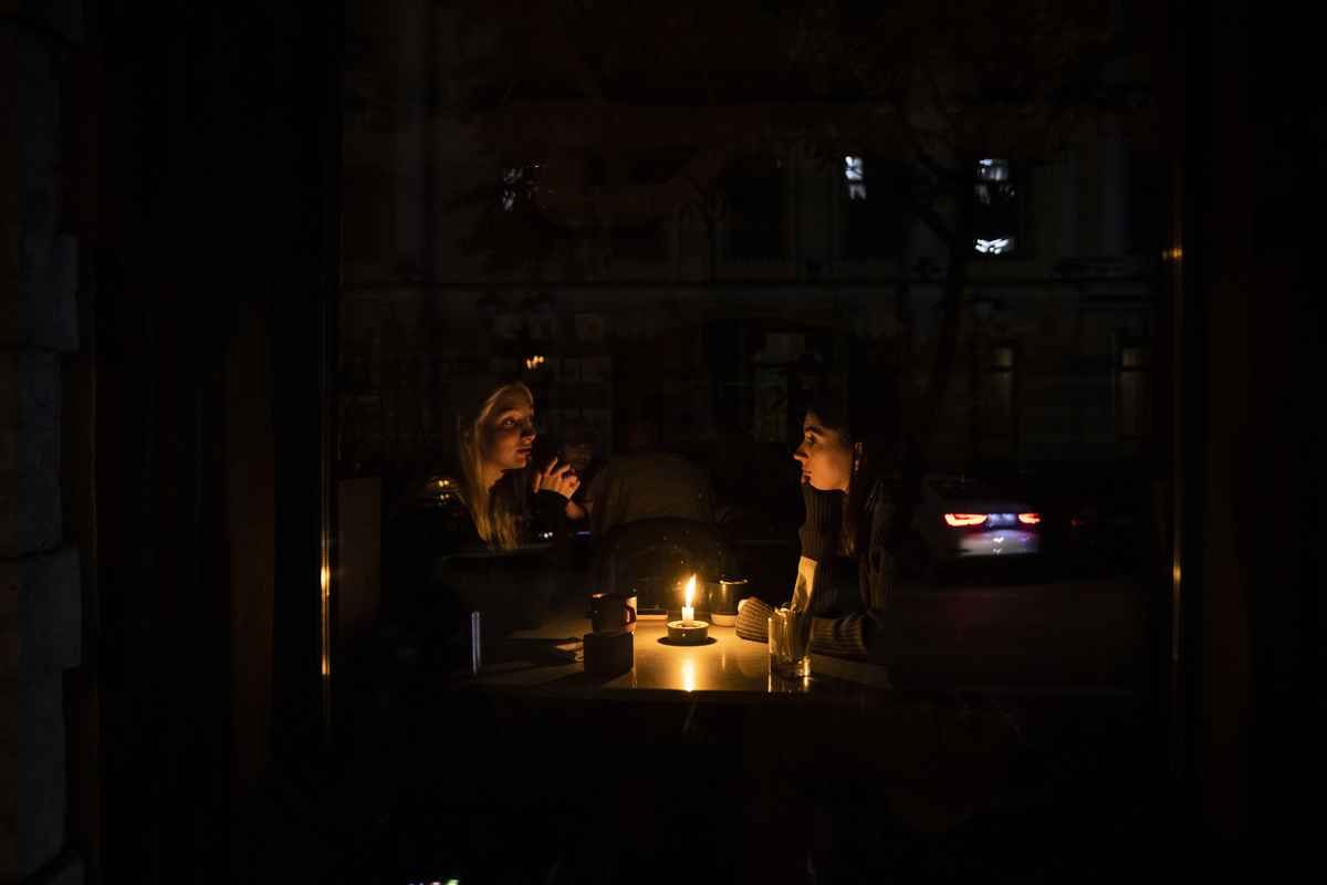 圖為2022年11月2日，烏克蘭基輔，餐廳中的市民靠著燭光照明，外面的街道處於斷電狀態。（Ed Ram/Getty Images）