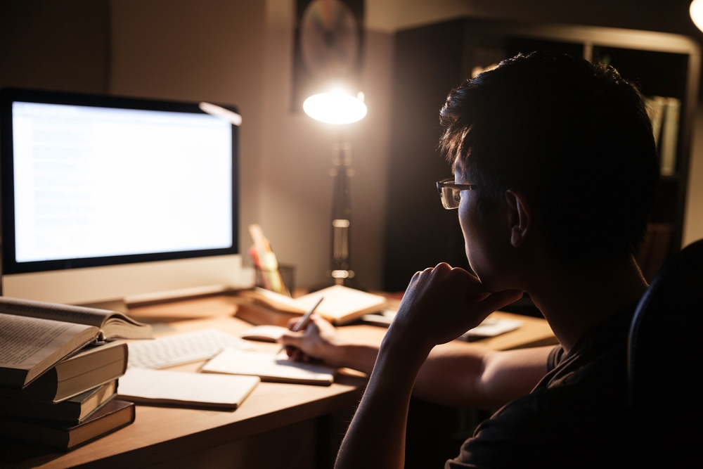 熬夜工作者應避免在睡前兩小時內吃大餐或飲酒。（Shutterstock）