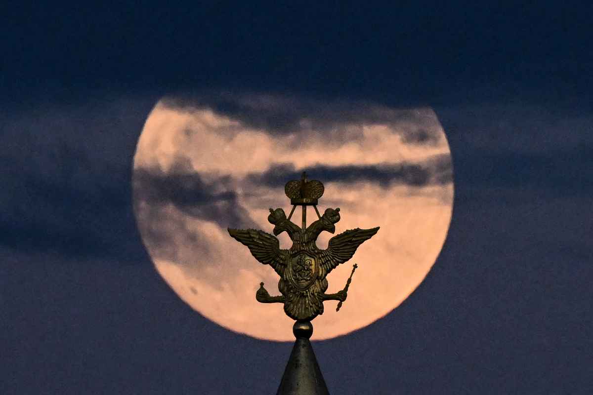 2022年5月15日，在莫斯科市中心紅場的一座建築上，雙頭鷹的背後是滿月，也稱花血月（Flower blood）。雙頭鷹是俄羅斯國家象徵。（Kirill Kudryavtsev/AFP via Getty Images）