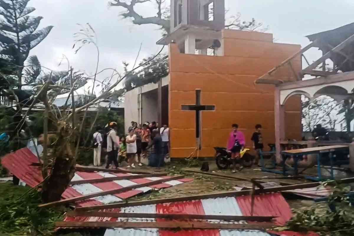 2025年9月26日,颱風「博羅依」過境後,菲律賓馬斯巴特省(Masbate)巴圖安鎮(Batuan town)一座教堂嚴重受損。(Handout/various sources/AFP)