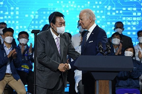 2022年5月20日，美國總統拜登在三星公司平澤園區舉行的新聞會上與南韓總統尹錫悅握手。（Kim Min-Hee/POOL/AFP）