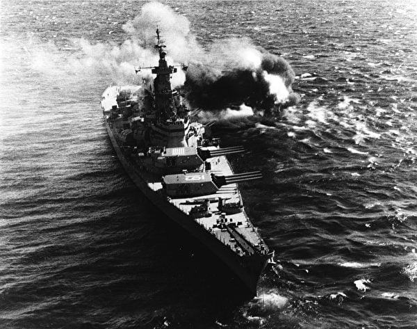 1952年10月17日，美軍6萬噸的愛荷華號戰列艦（BB-61）在韓戰中使用9門口徑16英寸（406毫米）的巨砲向岸上開火。（公有領域）