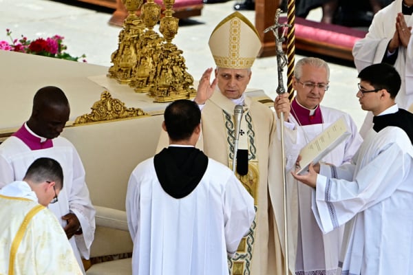 2025年5月18日,梵蒂岡城聖伯多祿廣場舉行了教宗良十四世(Pope Leo XIV)就職彌撒。教宗發表簡短講話,隨後唱《天王后喜樂經》。(TIZIANA FABI/AFP via Getty Images)
