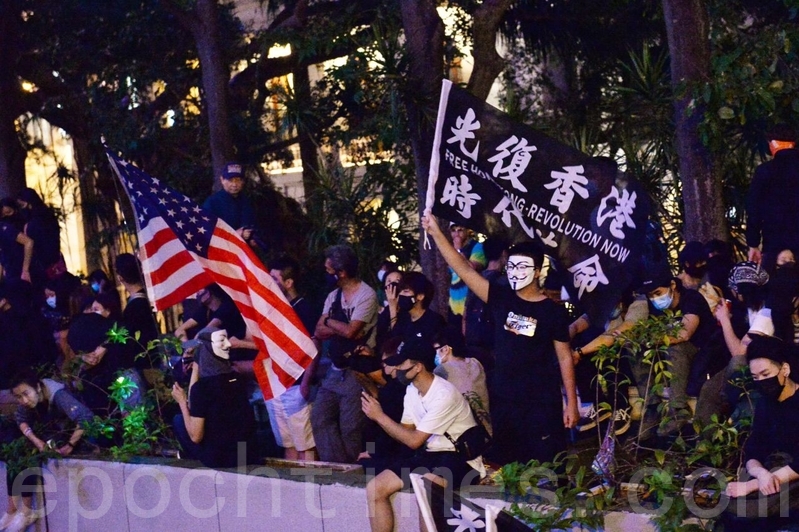 圖為10月26日，香港民眾在遮打花園舉行醫護人員集會，反警暴力。（宋碧龍／大紀元）