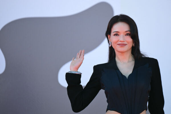 舒淇首部導演電影奪大獎 與導演丈夫甜蜜互動
