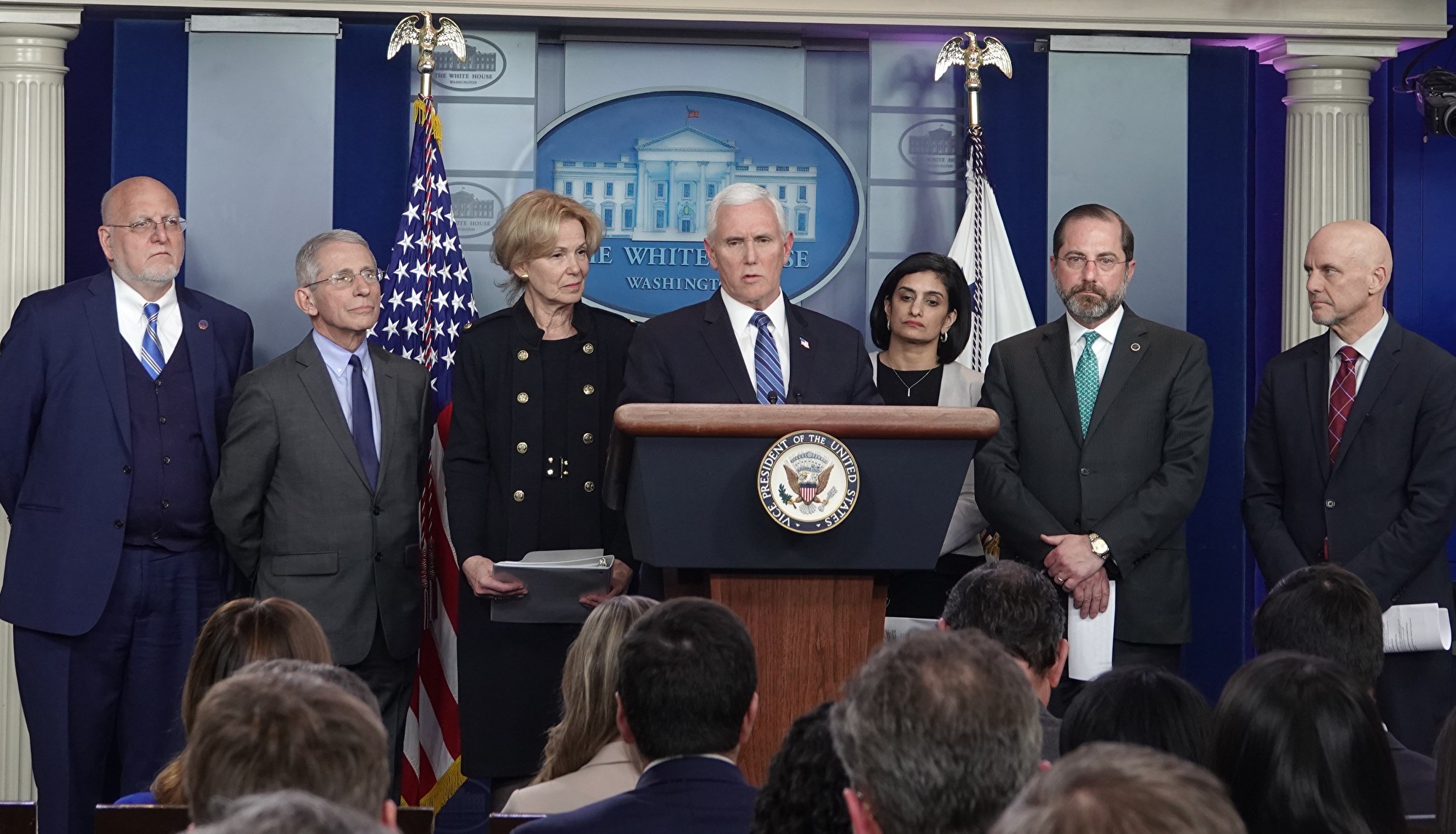 2020年3月2日傍晚，美國副總統彭斯和抗中共病毒工作組成員在白宮召開新聞簡報會，通報中共病毒疫情在美國的最新動態。（亦平/大紀元）