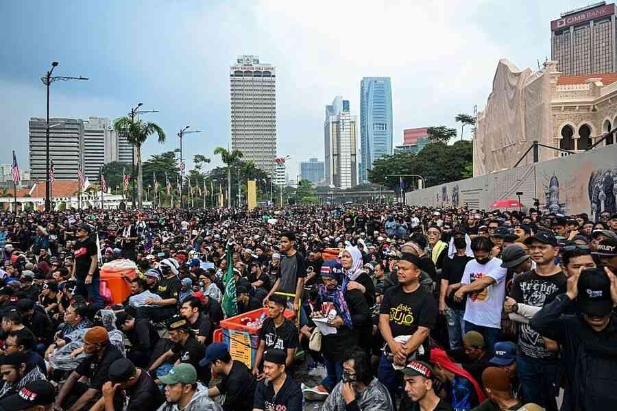 馬來西亞爆1.8萬人示威 要求首相安華下台