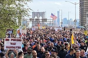 美國紐約市逾萬公務員遊行 抗議強制疫苗令