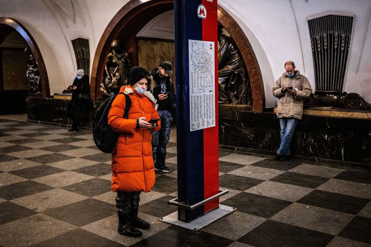 2021年3月10日，俄羅斯上班族在莫斯科Ploschad Revolyutsii地鐵站在使用各自的手機。俄羅斯從當天開始對推特（Twitter）採取減速措施，原因是該社交媒體拒絕刪除平台上「非法」內容。（DIMITAR DILKOFF/AFP via Getty Images）