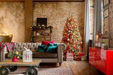 大量吊掛同一系列的聖誕飾品能凸顯聖誕樹主題。（Shutterstock）