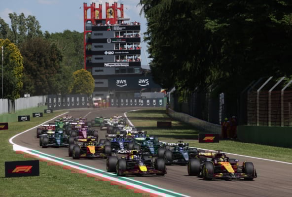 2025年5月18日,F1大獎賽伊莫拉站正賽,紅牛荷蘭車手韋斯達賓(Max Verstappen)憑藉第一圈的驚豔表現,一路強勢領跑,率先衝線,在伊莫拉賽道實現「四連冠」。圖為正賽發車瞬間。(Mark Thompson/Getty Images)