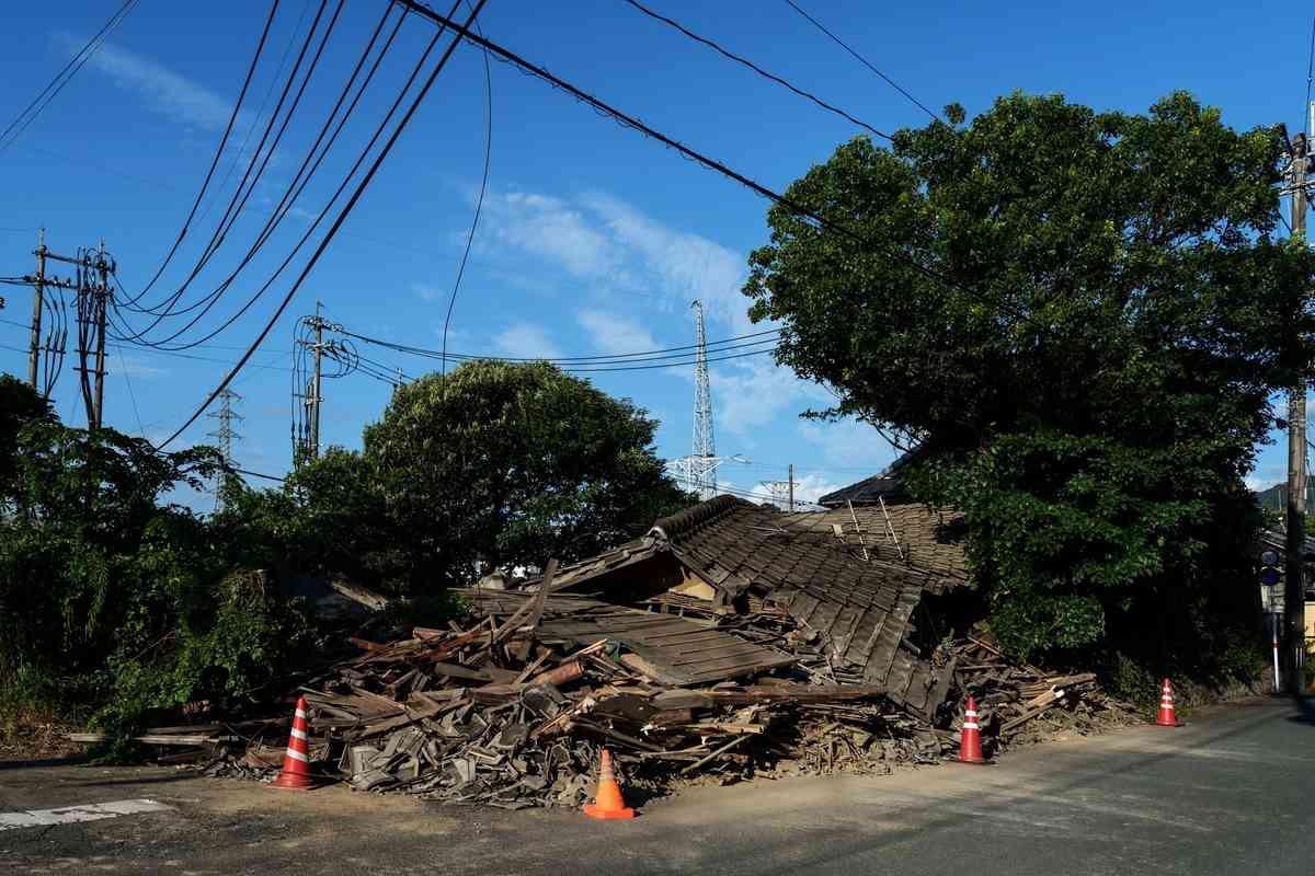 2026年7月29日，日本熊本縣八代市一棟房屋在地震中坍塌。（Tomohiro Ohsumi/Getty Images）