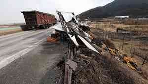 南韓一高速公路約30輛車連環相撞 釀5死多傷