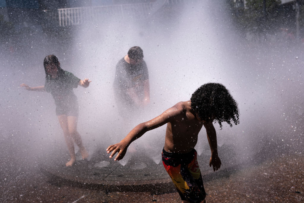 2021年6月27日，孩子們在俄勒岡波特蘭玩水。（Nathan Howard/Getty Images）