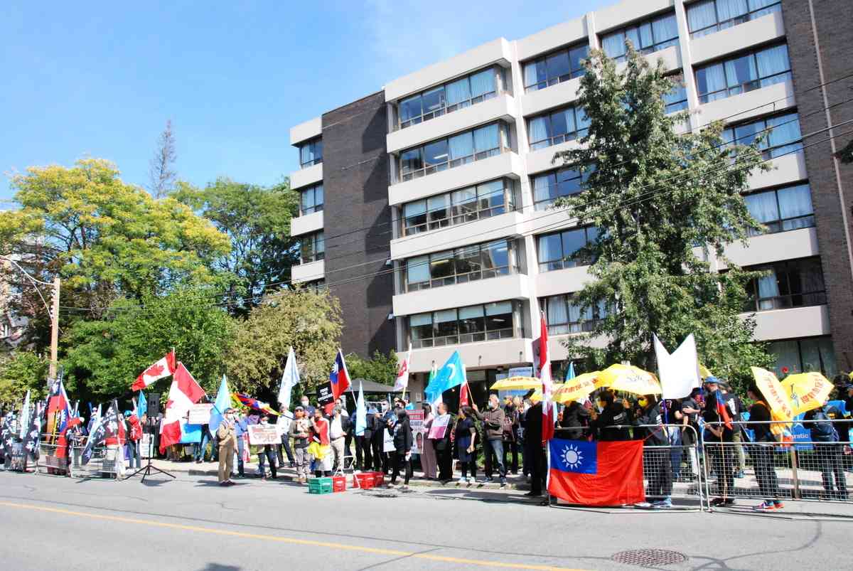 2021年10月1日，多倫多8個社區團體在中領館前集會，抗議中共獨裁統治危害人類。（伊鈴／大紀元）