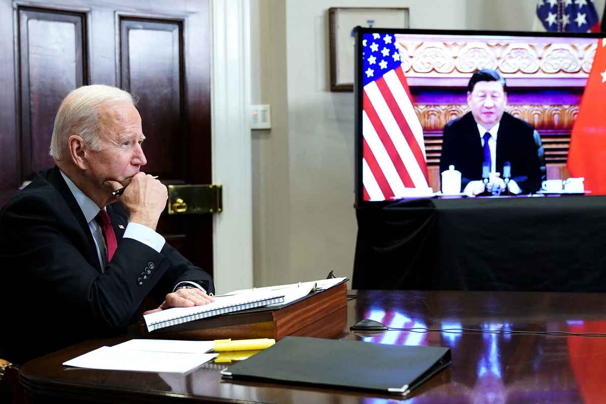 2021年11月15日，美國總統祖拜登在華盛頓特區白宮羅斯福廳舉行的虛擬峰會上會見了中國國家主席習近平。（MANDEL NGAN/AFP）