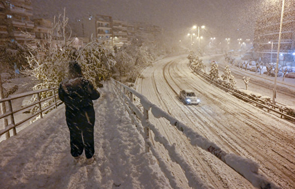 2022年1月24日，希臘雅典，道路覆上皚皚白雪。（Louisa Gouliamaki/AFP）