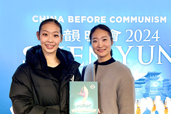 2024年1月29日晚上,東京女子體育大學藝術體操競技部的兩位專業教練西山紗耶(Nishiyama Saya)(左)和佐藤彩乃(Sato Ayano)在東京文京市民音樂廳(Bunkyo Civic Hall)觀看了神韻紐約藝術團的第一場演出。(任子慧/大紀元)
