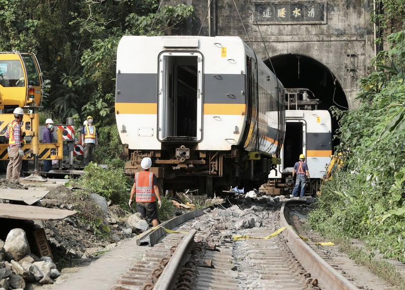 台鐵事故 工程車滑入軌道1分多鐘後火車撞上