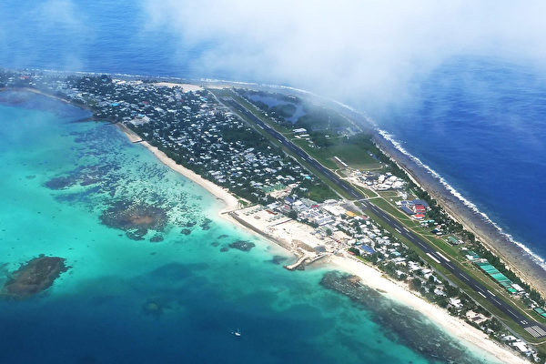 2018年8月15日，太平洋島國圖瓦盧的首都富納富提（Funafuti）的鳥瞰圖。 （Fiona Goodall/Getty Images for Lumix）