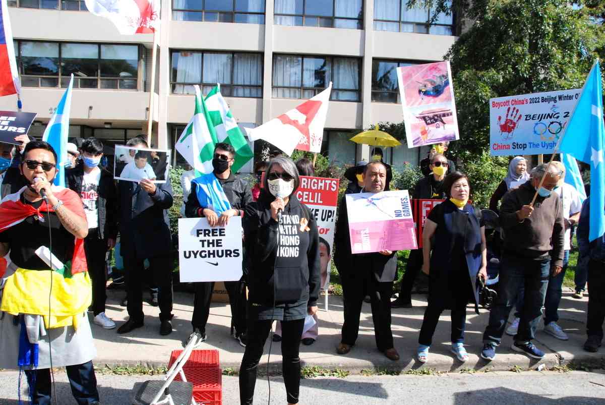 2021年10月1日，多倫多8個社區團體在中領館前集會，抗議中共獨裁統治危害人類。（伊鈴／大紀元）