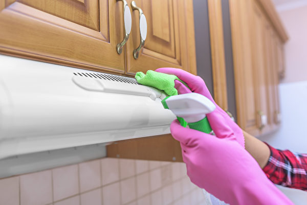 抽油煙機外殼可直接噴廚房清潔劑，再擦乾淨即可。（Shutterstock）