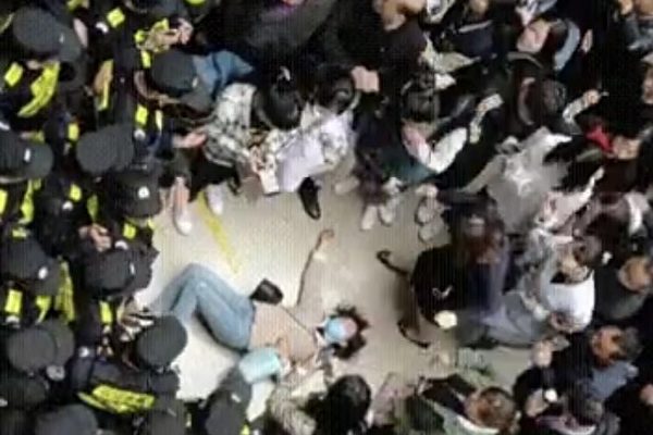 4月26日，江蘇南京市應用技術學校發生學生因招生造假、欺騙現象維權，校方暴力鎮壓、封鎖消息。（受訪者提供）