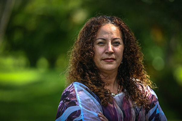 2022年10月16日，佛羅里達州維羅海灘（Vero Beach）第二選區學校董事會成員傑奎琳·羅薩里奧（Jacqueline Rosario）於佛羅里達州印第安河縣（Indian River County）。羅薩里奧競選連任校董事會成員得到倡導家長權利的「自由媽媽」（Moms for Liberty）組織支持。（GIORGIO VIERA/AFP via Getty Images）