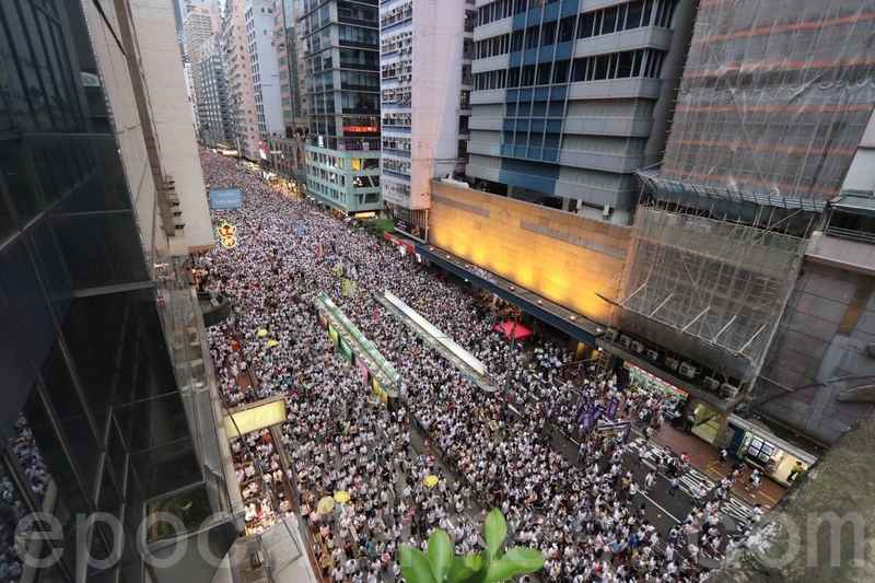 2019年6月9日，香港參加「反送中」遊行的市民從維園出發，抗議香港政府修訂《逃犯條例》，並要求香港特首林鄭月娥下台。從高空俯瞰可以看到馬路擠滿了民眾。（大紀元）