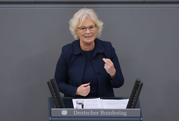 2022年6月3日，德國國防部長基斯蒂娜‧蘭布雷希特（Christine Lambrecht）就允許設立1000億歐元特別國防基金的立法，進行投票前的演說。（Sean Gallup/Getty Images）