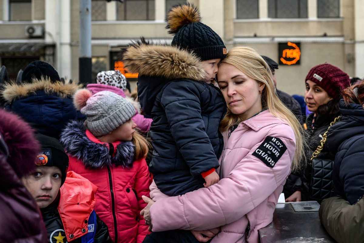 2022年3月9日，俄羅斯空襲馬裏烏波爾（Mariupol）的一間婦幼醫院。烏克蘭官員表示，至少有17人受傷。圖為敖德薩市中央車站裏，一名婦女抱著孩子等待撤離。（BULENT KILIC/AFP via Getty Images）
