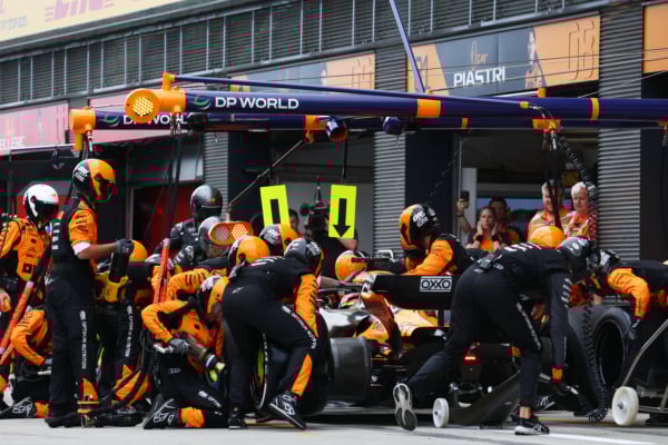 2025年8月3日,F1大獎賽匈牙利站正賽,麥拿侖英國車手羅禮士(Lando Norris)採用「一停」策略,力壓隊友、澳洲車手皮亞斯特利(Oscar Piastri)率先衝線奪得冠軍。圖為比賽中,皮亞斯特利駕駛麥拿侖賽車進站換胎瞬間。(Mark Thompson/Getty Images)