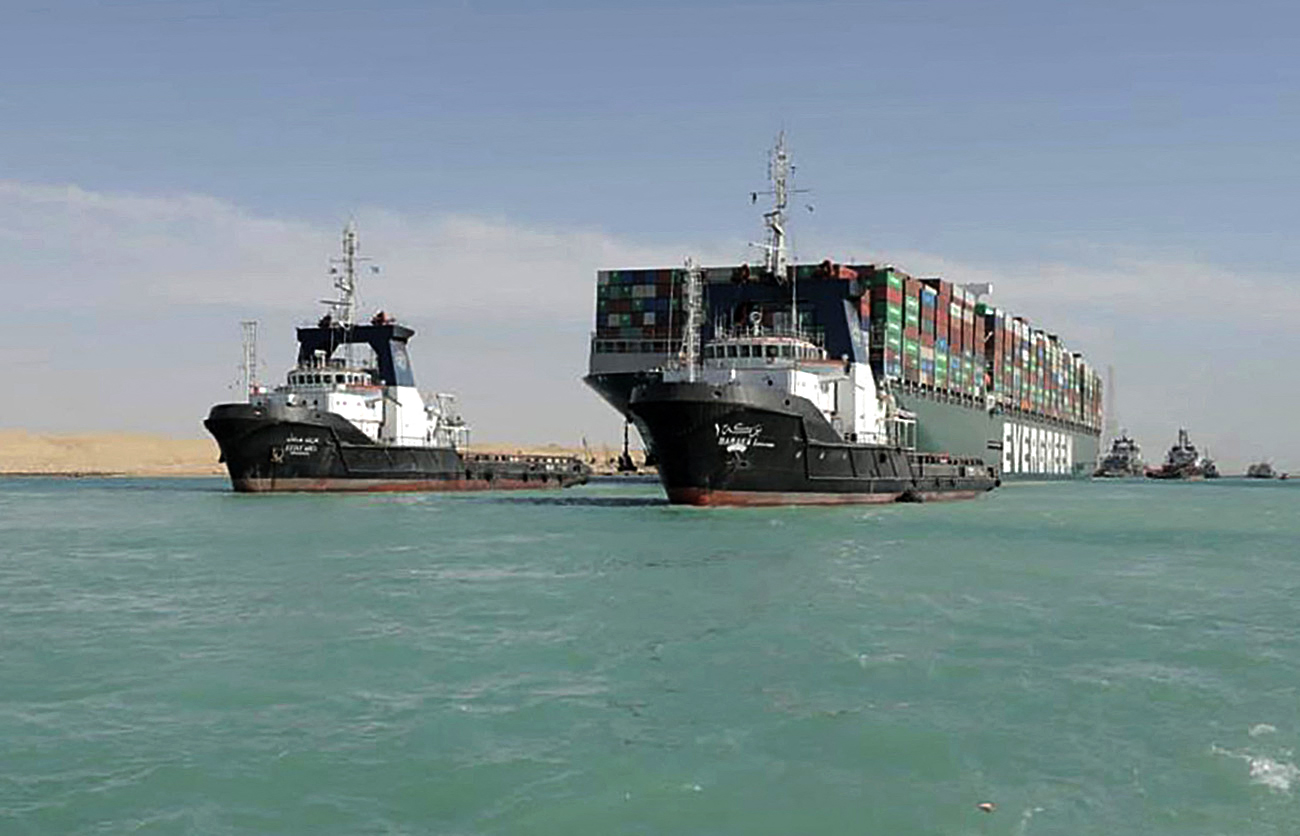 長榮海運巨型貨櫃輪「長賜輪」擱淺蘇伊士運河近一周後脫困。（SUEZ CANAL AUTHORITY/AFP）