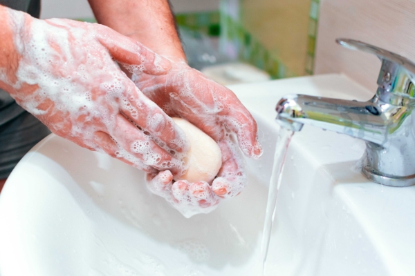 香皂用於洗手。(Shutterstock)