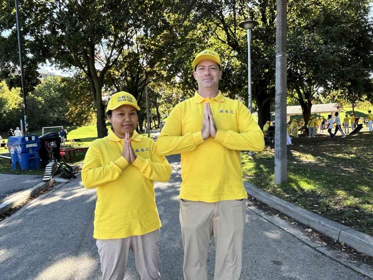 2025年9月28日,多倫多法輪功學員丹尼爾‧斯凱(Daniel sky)和太太朱莉‧瓦爾德雷茲(Julie Valdrez)恭祝李洪志師父中秋快樂。26年的修煉,斯凱受益良多。他說:「我深深感激師父,在中秋節來臨之際,我們向師父致謝,感恩他把大法傳給世人,造福社會,造福人類。」太太瓦爾德雷茲表示,「我非常感恩,因為修煉法輪大法,讓我變得更開心,人生變得更美好。」(伊鈴/大紀元)