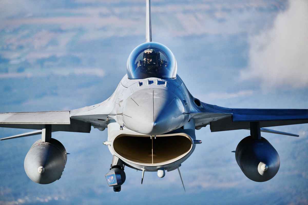 美國軍方在阿拉斯加附近攔截了四架俄羅斯戰機。圖為2022年10月12日，一架F-16戰鬥機在波蘭中部拉斯克（Lask）附近的空軍基地參加北約「空中屏障」（NATO Air Shielding）軍事演習。（Radoslaw Jozwiak/AFP via Getty Images）