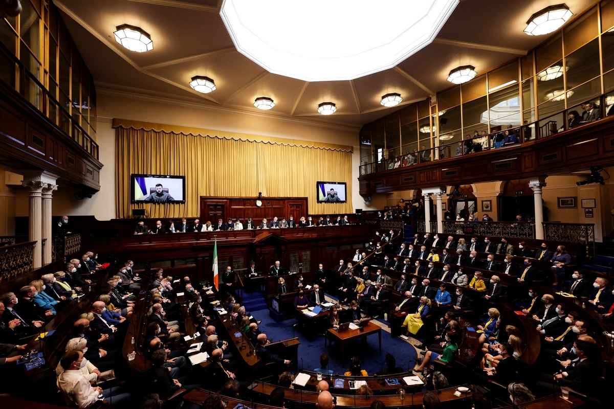 2022年4月6日，烏克蘭總統澤連斯基（Volodymyr Zelensky）透過視像通話向愛爾蘭議會下院和上院議員發表演講。（MAXWELLS/various sources/AFP）