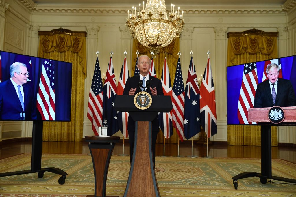 2021年9月15日，美國總統拜登在白宮東廂，與英國首相約翰遜、澳洲總理莫里森參加一場關於國家安全的影片新聞發布會。（BRENDAN SMIALOWSKI/AFP via Getty Images）