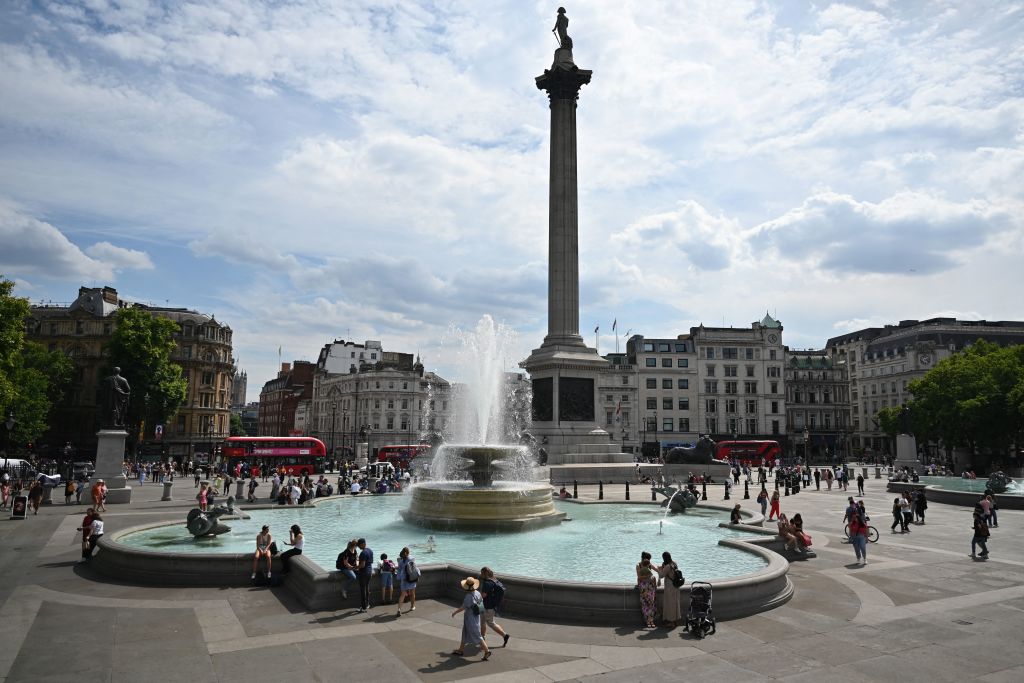 倫敦人在市中心的Trafalgar Square廣場的噴泉處降溫。（JUSTIN TALLIS/AFP via Getty Images）