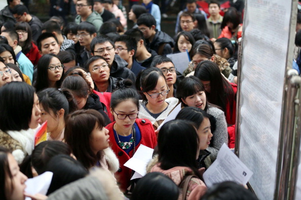 中國2024年公務員報考人數首次突破300萬人。圖為2014年的南京公務員考試考點。（STR/AFP/Getty Images）