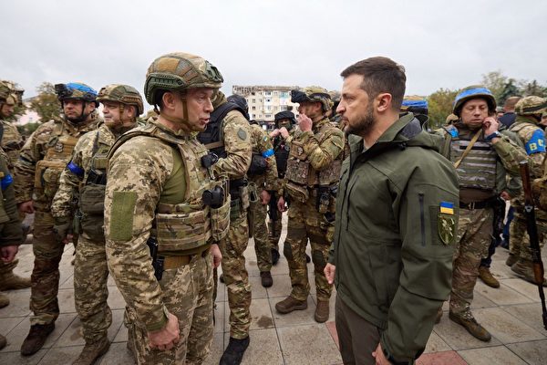 2022年10月2日，烏克蘭宣布從俄羅斯手中收復了東部關鍵城市利曼。圖為2022年9月14日，烏克蘭總統澤連斯基在訪問哈爾科夫地區被收復的伊久姆市期間與軍人交談。（Ukrainian presidential press-service / AFP）